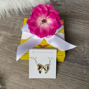 🎀KENDRA SCOTT Krista Gold Bow Short Pendant Necklace